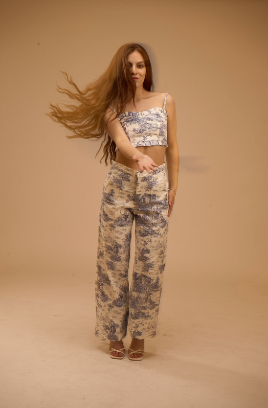 Pantalón azul y beige