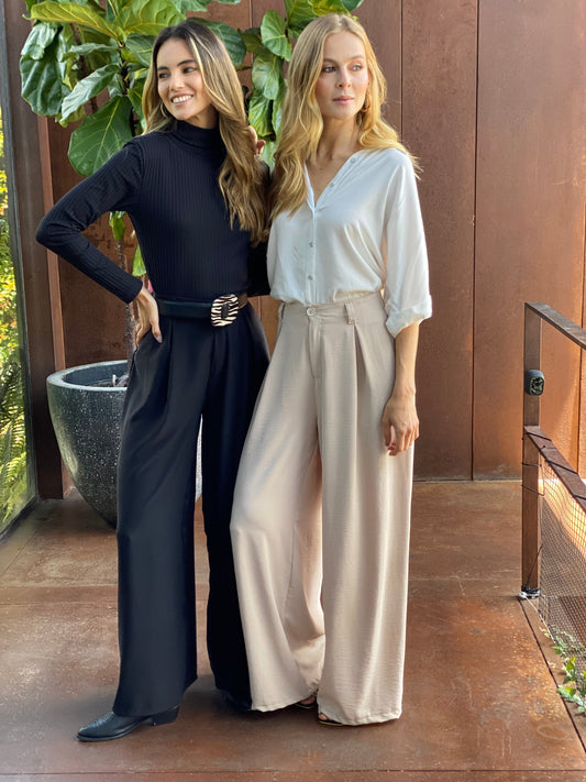 ELEGANT PANTS WITH WIDE BOOTS AND SUSY PRESS