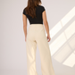 Los pantalones son de tiro alto logrando estilizar la figura. El color Ivory es ideal para usar de día o de noche como parte de un outfit moderno y elegante.